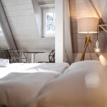 Cooper L Zum Loewen Merano