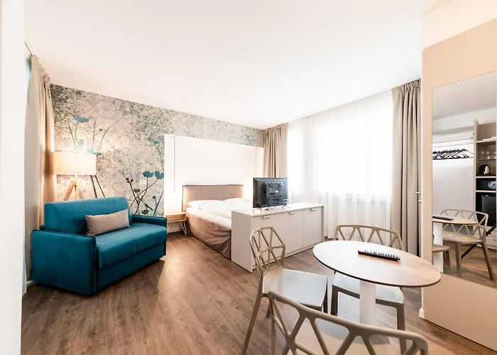 Cooper L Zum Loewen Konukevi Merano