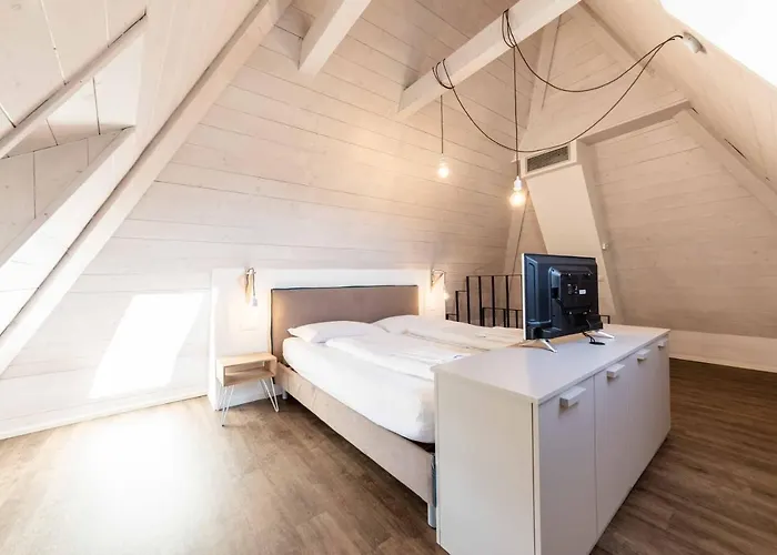 Cooper L Zum Loewen Konukevi Merano