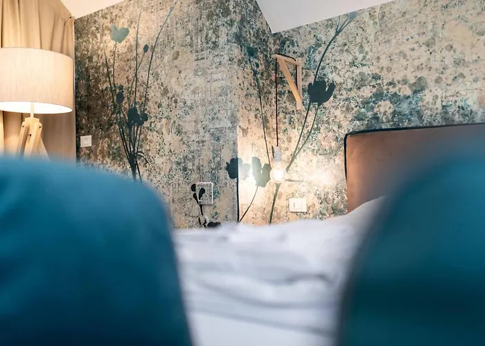 Cooper L Zum Loewen Merano