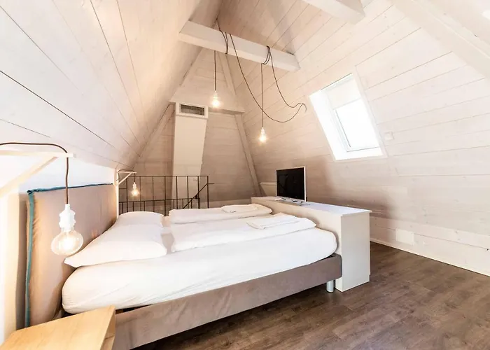 Cooper L Zum Loewen Konukevi Merano