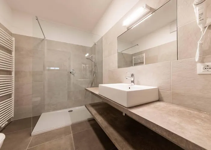 Cooper L Zum Loewen 3* ميرانو