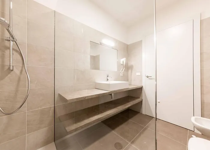 Cooper L Zum Loewen Konukevi